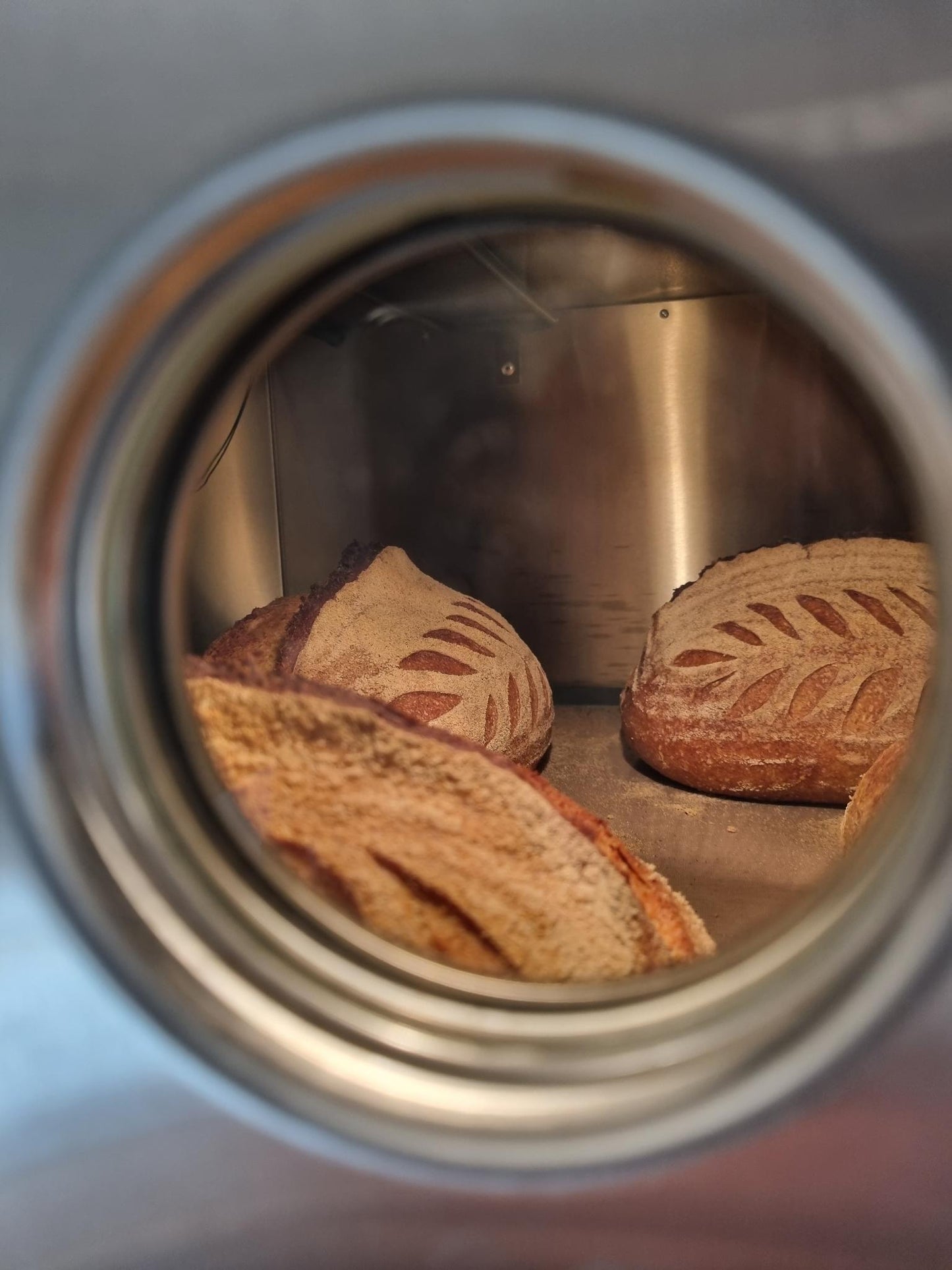 Håndlaget klassisk surdeigsbrød med sprø skorpe og saftig smule, bakt med naturlig heving.