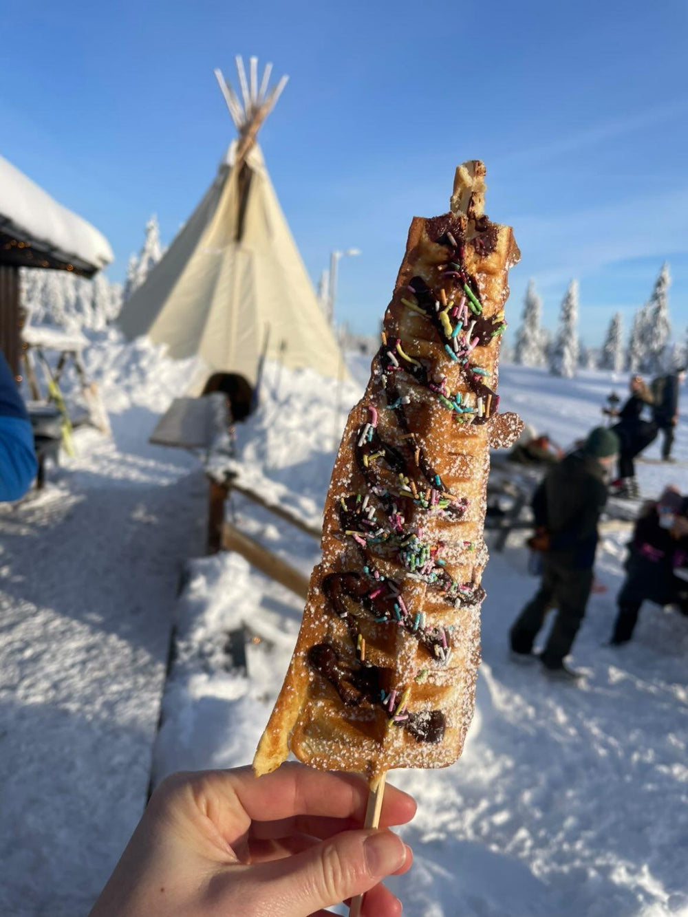 Matstasjonen og lavvo på kveldstid