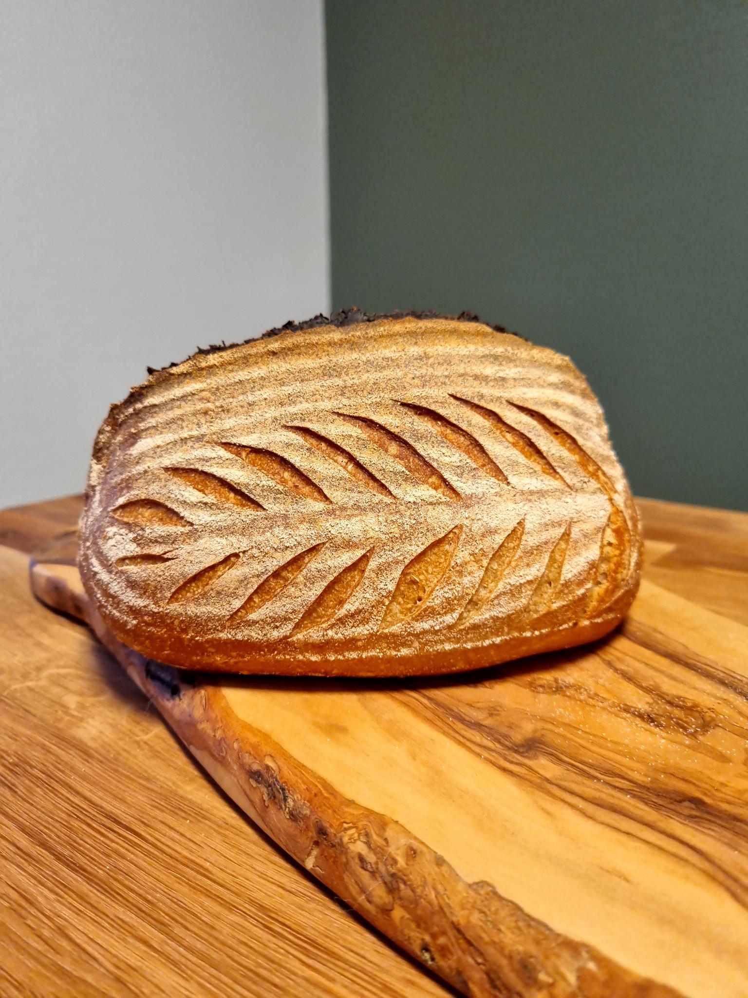 Håndlaget klassisk surdeigsbrød med sprø skorpe og saftig smule, bakt med naturlig heving.