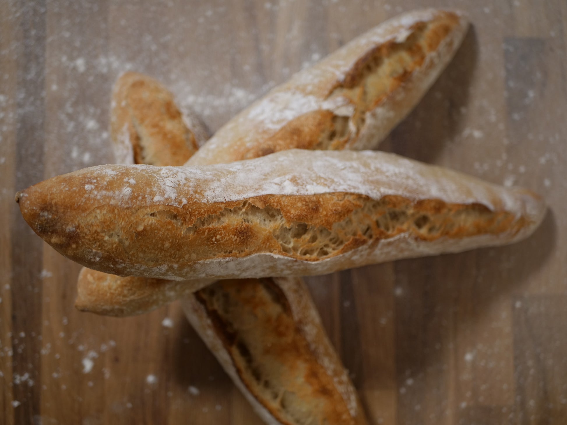 Håndlaget rustikk baguette med sprø skorpe og luftig smule, bakt med naturlig heving.