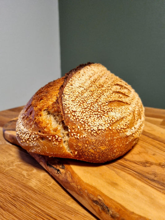 Håndlaget spelt surdeigsbrød med sprø skorpe og saftig smule, bakt med naturlig heving.