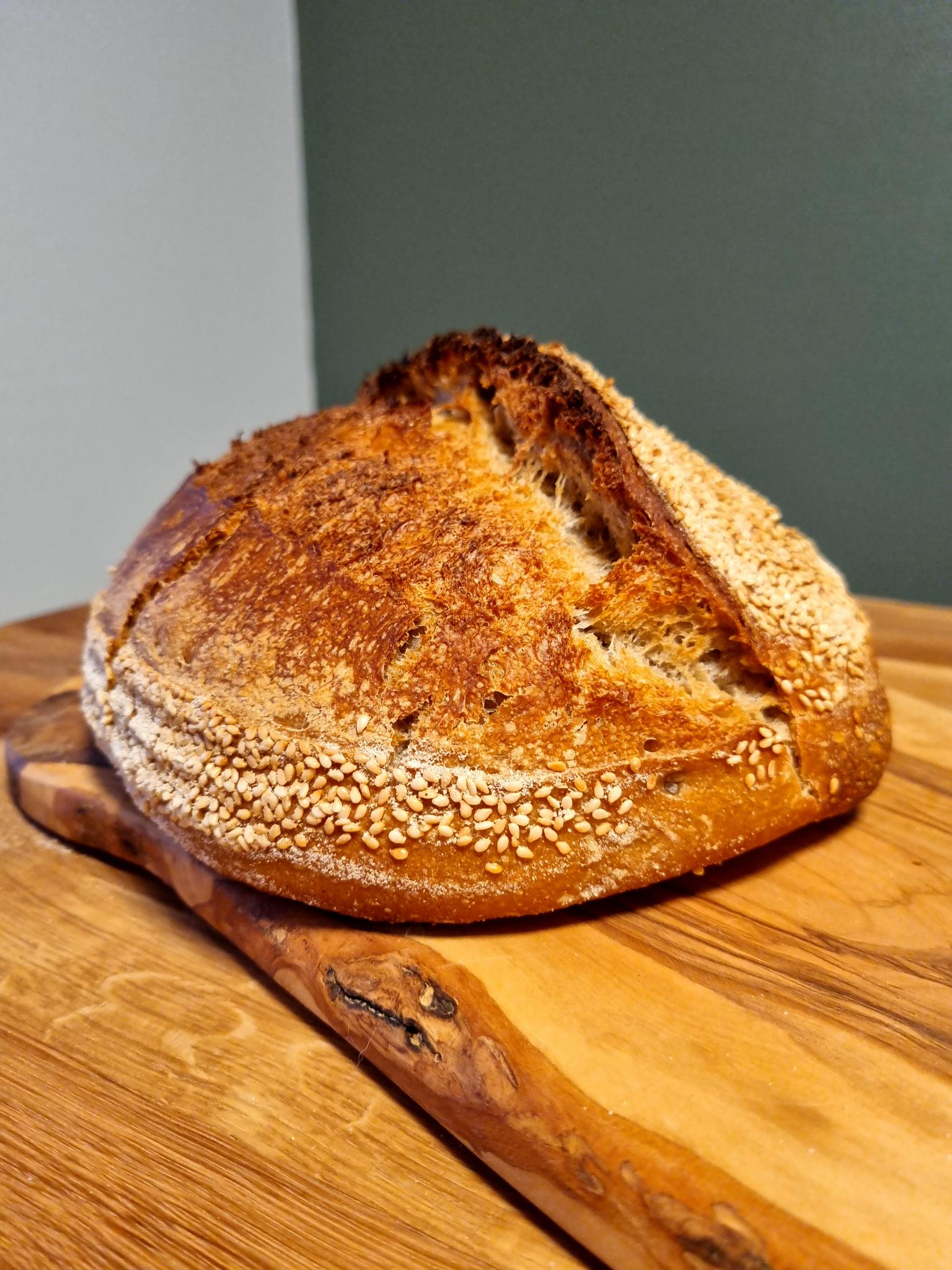 Håndlaget spelt surdeigsbrød med sprø skorpe og saftig smule, bakt med naturlig heving.