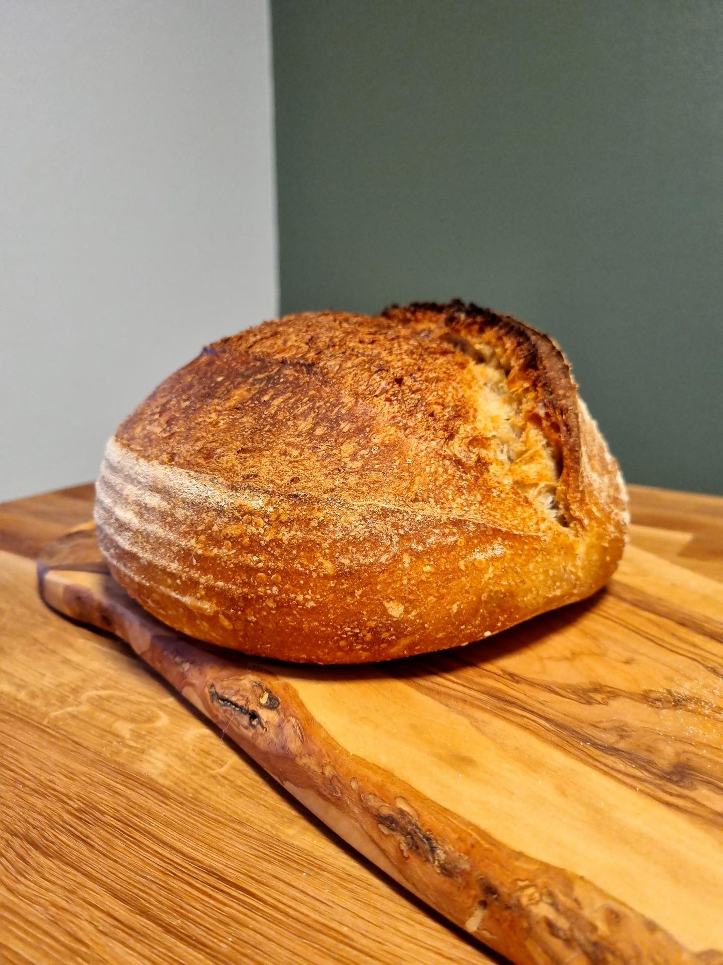 Håndlaget klassisk surdeigsbrød med sprø skorpe og saftig smule, bakt med naturlig heving.