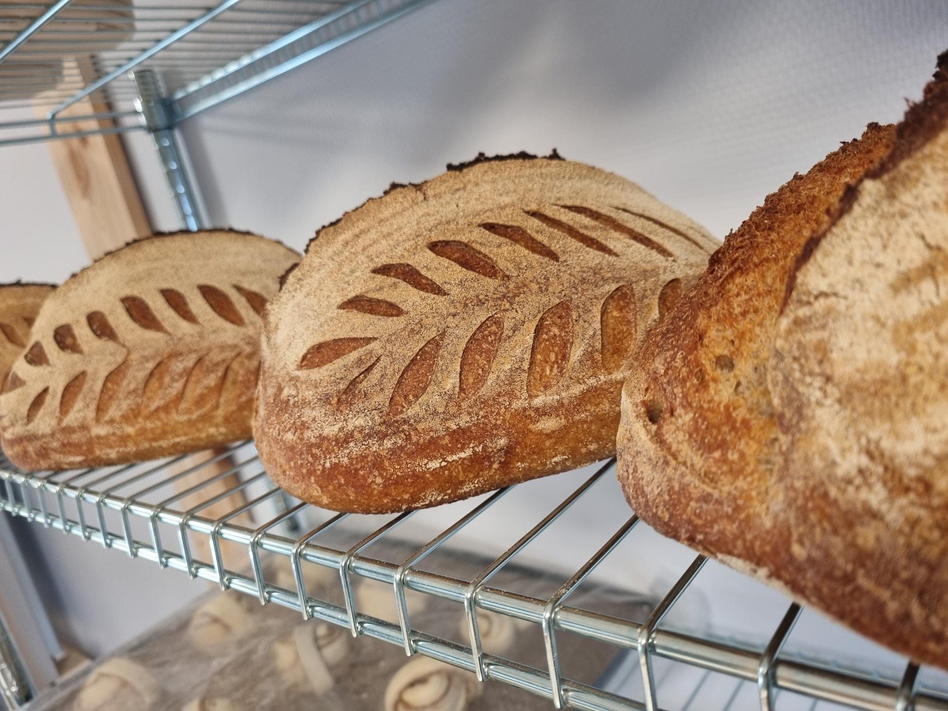 Håndlaget klassisk surdeigsbrød med sprø skorpe og saftig smule, bakt med naturlig heving.