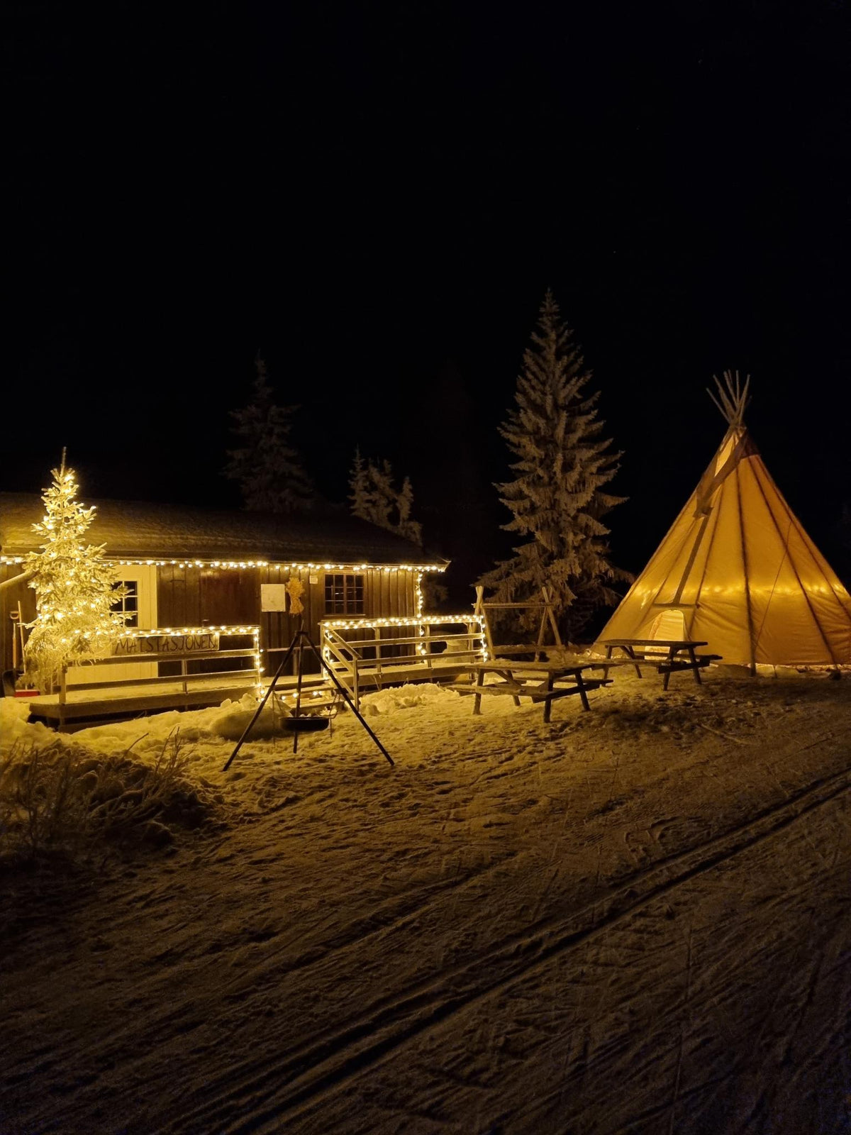 Matstasjonen på Sjusjøen med skiløpere