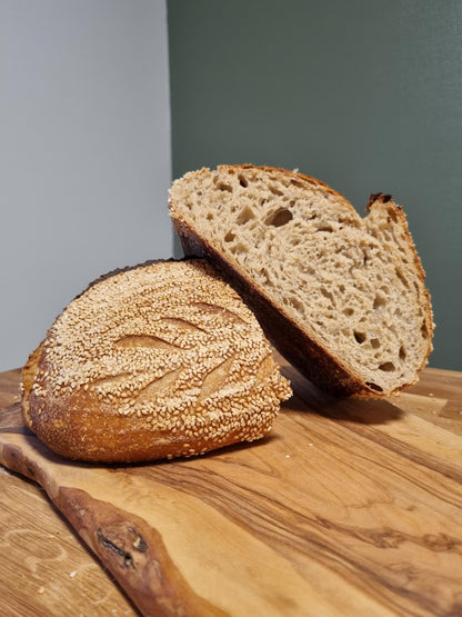 Håndlaget spelt surdeigsbrød med sprø skorpe og saftig smule, bakt med naturlig heving.